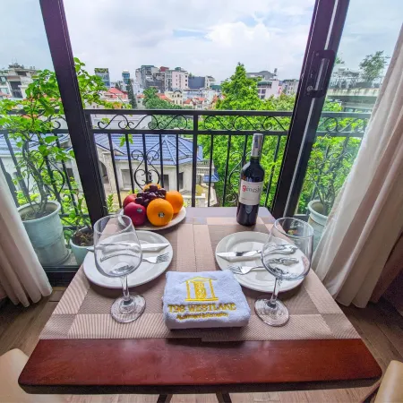 T98 Westlake Quang An - Tay Ho Center Garden View Studio! Отели рядом с достопримечательностью «Тайхо»