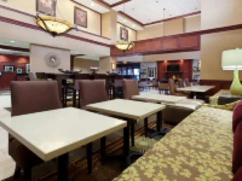 ハンプトン イン & スイーツ グローブ シティ スプリングフィールドのホテル