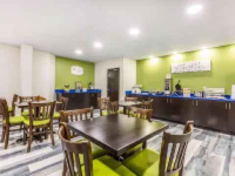 弗洛伍德Travelodge by Wyndham酒店 弗洛伍德酒店