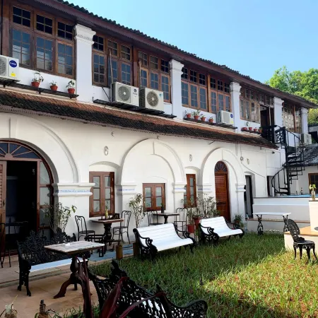 Old Courtyard Hotel Отели рядом с достопримечательностью «Площадь Васко-да-Гама»