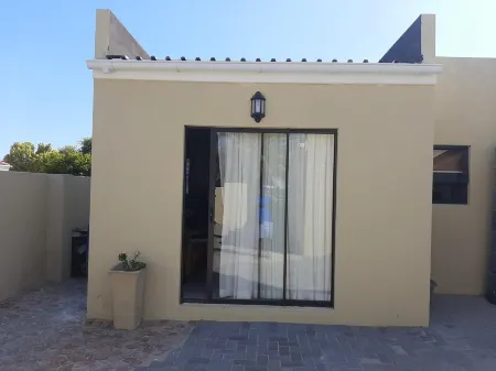 Shalom Self Catering Отели в г. Блубергстранд