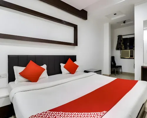 Hotel just 9 inn โรงแรมใกล้สถานีรถไฟลัคนาวจังก์ชั่น