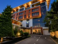 Days Hotel by Wyndham Baku Hotels near Philharmony Park