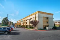La Quinta Inn & Suites by Wyndham Albuquerque Journal Ctr NW فنادق في North Valley