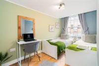 Central Apartment with 55” Smart TV+Netflix Hotels near The Chantry Centre
