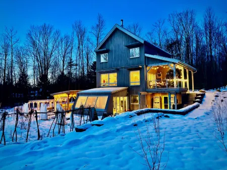 Le Camp Caché Shefford Отели рядом с достопримечательностью «Theatre Palace de Granby»