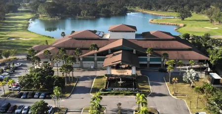 Amverton Cove Golf & Island Resort Отели рядом с достопримечательностью «Surau Haji Hassan Batu 8 Sijangkang»