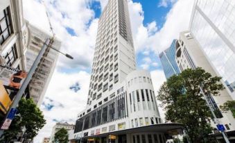 Luxury 2Br Apt Pool, Gym, Prime Spot Zodiak Stays