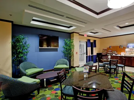 Holiday Inn Express & Suites Raleigh SW NC State Отели рядом с достопримечательностью «Уэйк Крисчен Академи»