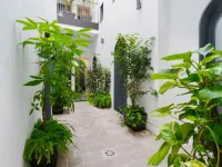 Posada de Los Venerables Hotels near Ramon Sanchez-Pizjuan Stadium