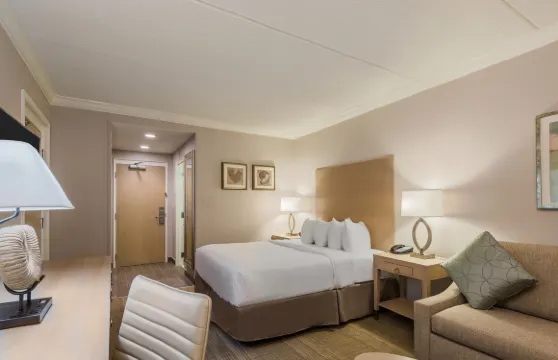 Holiday Inn Express 費爾霍普，指向明確