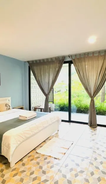 ห้องเตียงใหญ่ พร้อมวิวสวน