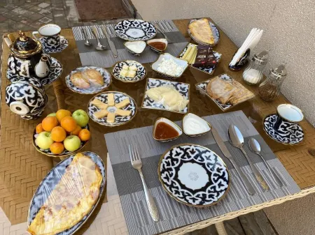 Mahbubakhon Guest house in old city Отели рядом с достопримечательностью «Медресе Чор Минор»