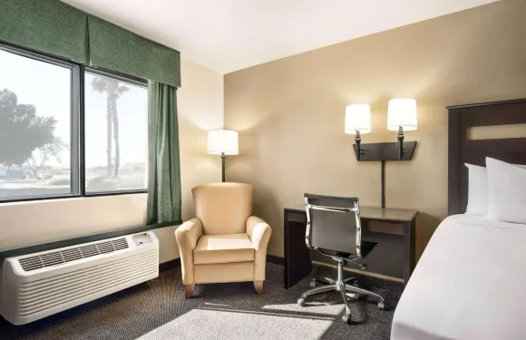 尤馬貝蒙特套房酒店