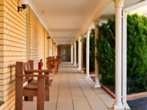 Hilltops Retreat Motor Inn Hotels in Young