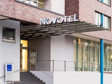 Novotel Koeln City Отели рядом с достопримечательностью «Kranhauser im Rheinauhafen»