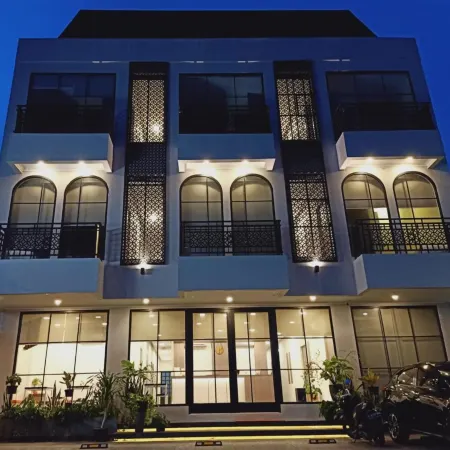 Front One Residence Syariah Mampang Отели рядом с достопримечательностью «Статуя Панчоран»