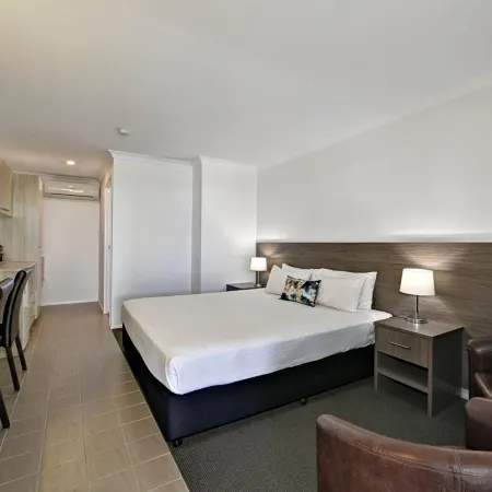 Smart Motels Bert Hinkler