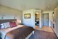 The St James Premium Accommodation - 5-Star