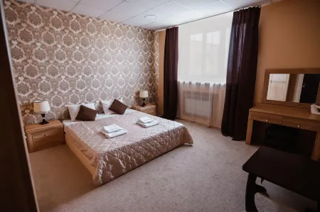 Михеев на Молодежной Отели рядом с достопримечательностью «Свято-Троицкий мужской монастырь»