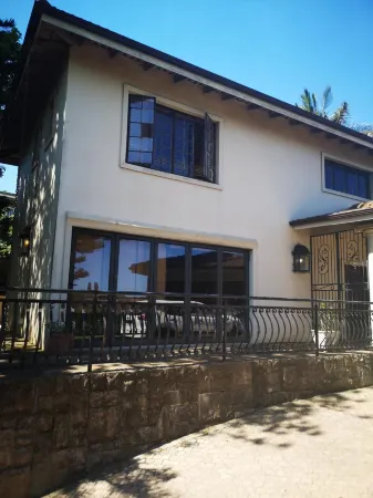 Ekhaya Guest House Отели в г. Баллито