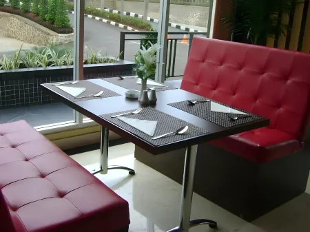 M-One Hotel Bogor Отели в г. Сибинонг