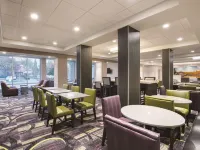 La Quinta Inn & Suites by Wyndham Rancho Cordova Sacramento - parking