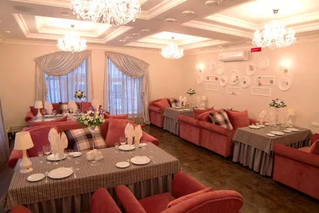 На Набережной Отели рядом с достопримечательностью «Площадь им. В.И. Ленина»