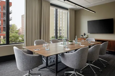 AC Hotel Detroit at Bonstelle Отели рядом с достопримечательностью «Joe Louis Monument»