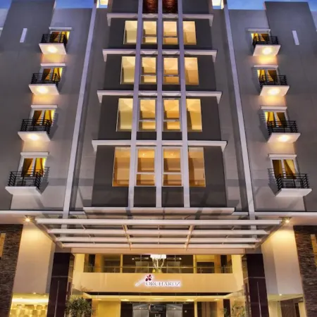 Orchardz Hotel Ayani Отели рядом с достопримечательностью «Памятник Digulis»
