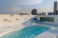 Coral Reef Hotel - Bathtub
