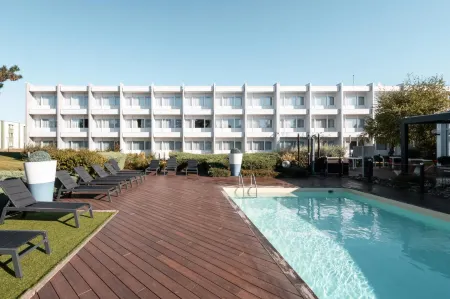 Novotel Chartres Отели рядом с достопримечательностью «Maison du Saumon»