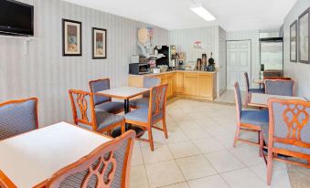 Super 8 by Wyndham Laurel