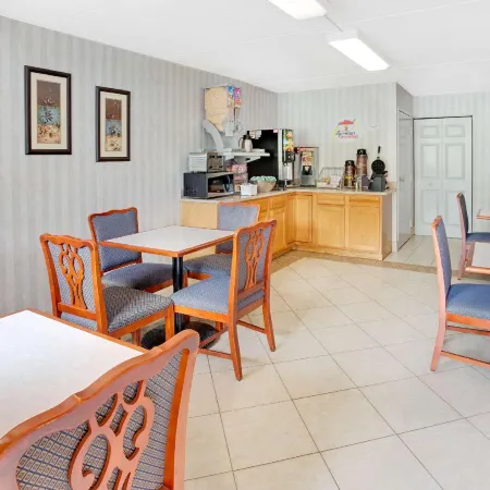 Super 8 by Wyndham Laurel