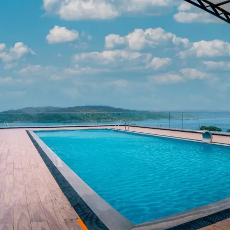 Hotel Hilltop International Отели рядом с достопримечательностью «Музей Леса и Чатем-Милл»