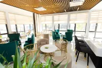 Queen Hotel Hoàng Gia Hotel di Thinh Dan