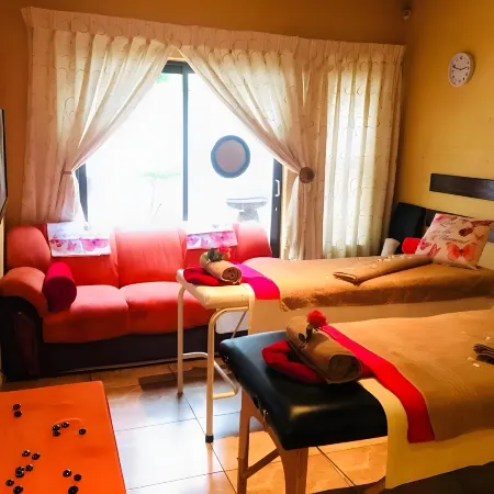 Sgegede Guest House Отели рядом с достопримечательностью «Торговый центр Wonderboom Junction»