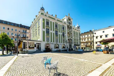 Boutiquehotel Zum Goldenen Hirschen Hotel dekat HBC Arena Pinsdorf