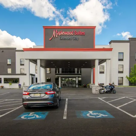Holiday Inn & Suites SYRACUSE AIRPORT - LIVERPOOL by IHG Отели рядом с достопримечательностью «Конгресс-центр The Oncenter»