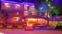 Grand Yayla Hotel Отели рядом с достопримечательностью «Waterfont Cesme»