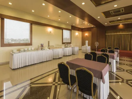 National Residency Отели рядом с достопримечательностью «Чамунди Хилл»