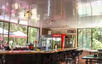 The Ultimate Lodge - bar