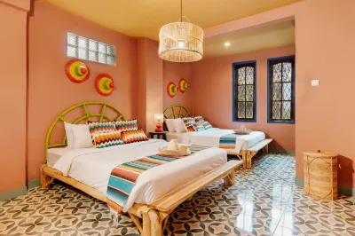 Por Aqui Stay & Dine Hotels in Brontokusuman