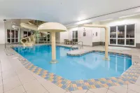 Super 8 by Wyndham Trois-Rivieres - موقف سيارات