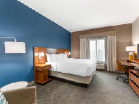 舒適套房酒店阿克倫南 格林酒店