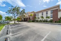Days Inn & Suites by Wyndham Fort Myers Near JetBlue Park Các khách sạn ở Đô thành Myers
