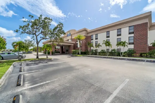 Days Inn & Suites by Wyndham Fort Myers Near JetBlue Park