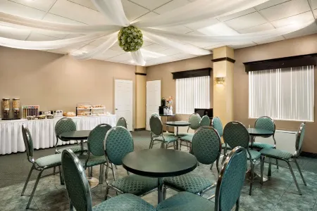 Days Inn by Wyndham Ste. Helene-De-Bagot Отели в г. Сент-Элен-де-Баго