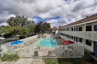 Super 8 by Wyndham Petaluma - Swimmingpools