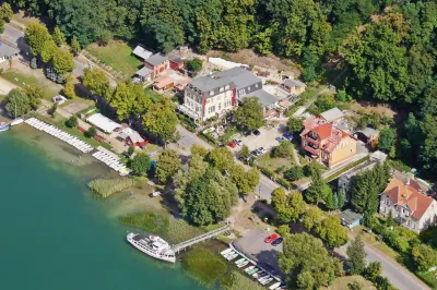 Strandhotel Buckow Hotels in der Nähe von Napoleon-Eiche bei Karlsdorf